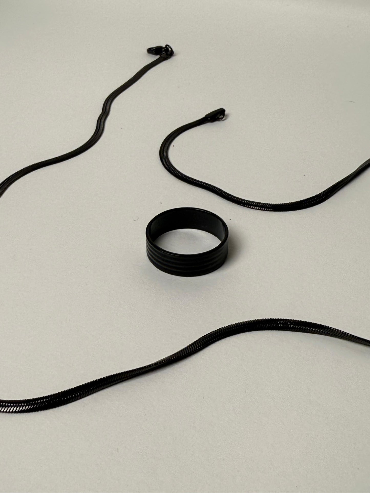 Black Chain with Ring – Stylish & Trendy